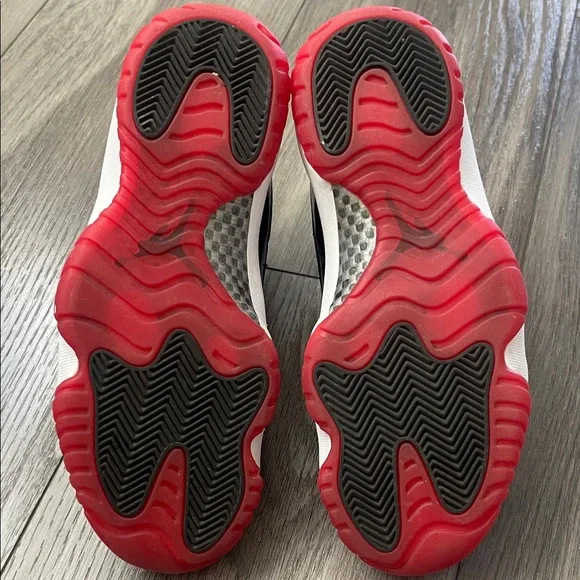 Jordan Athletic Shoes Black and Red - Picture 7 of 7